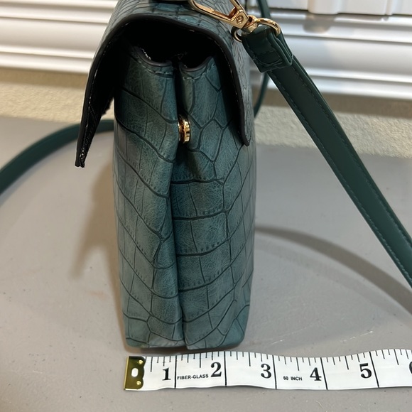 Vera New York Shoulder Bag - Picture 13 of 14